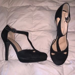 Great t-strap black heels